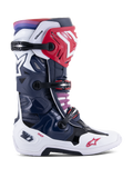 Botas Alpinestars Tech 10 Supervented, botas de competición para motocross, combinación de colores Night Navy White Rainbow, vista de perfil lateral, con estructura en azul marino y blanco con detalles en rojo, correas de hebilla negras y un degradado de púrpura a rojo en la parte superior, construcción ventilada de alto rendimiento para protección en carreras off-road