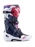 Botas Alpinestars Tech 10 Supervented, botas de competición para motocross, combinación de colores Night Navy White Rainbow, vista de perfil lateral, con estructura en azul marino y blanco con detalles en rojo, correas de hebilla negras y un degradado de púrpura a rojo en la parte superior, construcción ventilada de alto rendimiento para protección en carreras off-road