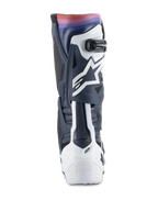 Botas Alpinestars Tech 10 Supervented, botas de motocross, Night Navy White Rainbow, vista trasera que muestra la estructura de TPU en azul marino y blanco con un vibrante degradado de arcoíris en la parte superior, con el logotipo de Astars en blanco y paneles ventilados para un rendimiento off-road.