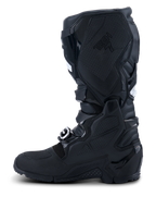 Botas Alpinestars 2026 Tech 7 Enduro Drystar®, negro, vista de perfil del lado medial con amplia protección de TPU, sistema de doble pivote y paneles de agarre texturizados para control de la moto, construcción impermeable para carreras de enduro y todoterreno