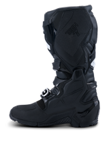 Botas Alpinestars 2026 Tech 7 Enduro Drystar®, negro, vista de perfil del lado medial con amplia protección de TPU, sistema de doble pivote y paneles de agarre texturizados para control de la moto, construcción impermeable para carreras de enduro y todoterreno
