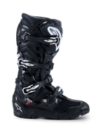 Botas Alpinestars Tech 7 Enduro Drystar® 2026, botas de moto off-road negras, vista de perfil con cuatro cierres de hebilla plateados, suela de enduro de doble compuesto resistente y amplia protección de TPU con acabados en negro mate y brillante.