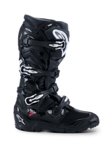 Botas Alpinestars Tech 7 Enduro Drystar® 2026, botas de moto off-road negras, vista de perfil con cuatro cierres de hebilla plateados, suela de enduro de doble compuesto resistente y amplia protección de TPU con acabados en negro mate y brillante.