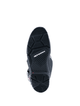 Botas Alpinestars 2026 Tech 7 Enduro Drystar®, negras, vista inferior de la suela de doble compuesto especializada para enduro, con patrones de dibujo geométricos para un agarre todoterreno y el logotipo de Alpinestars en blanco