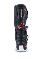 Botas Alpinestars 2026 Tech 7 Enduro Drystar®, botas de motocross enduro, negro, rojo flúor y blanco, vista trasera que destaca la carcasa protectora de TPU, el logotipo de Alpinestars, la zona de pivote biomecánico y el refuerzo blanco de la suela inferior.