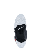 Botas Alpinestars 2026 Tech 7 Enduro Drystar®, vista de la suela inferior, compuesto de goma de doble densidad en blanco y negro, patrones de agarre geométricos texturizados, logotipo de Alpinestars e indicador de límite de desgaste, diseñadas para tracción off-road y enduro