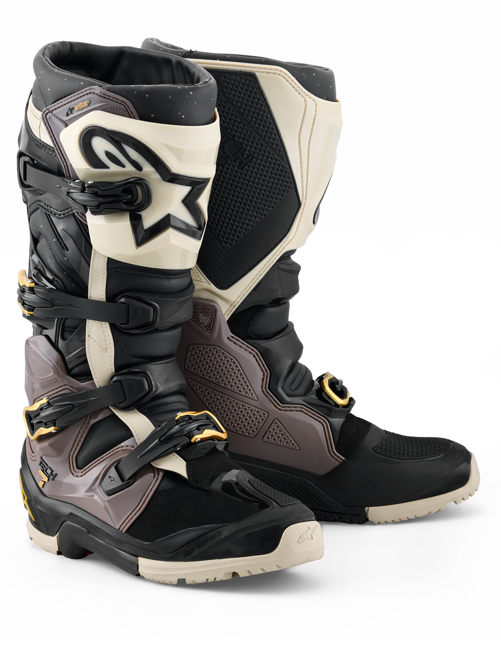 Botas Alpinestars 2026 Tech 7 Enduro Drystar®, botas de motocross y enduro, negro, gris oscuro y dorado, con una resistente carcasa de TPU, hebillas de aluminio de liberación rápida con detalles dorados y una placa de espinilla blanca grande con logotipo negro, diseñadas para durabilidad en terrenos todoterreno.
