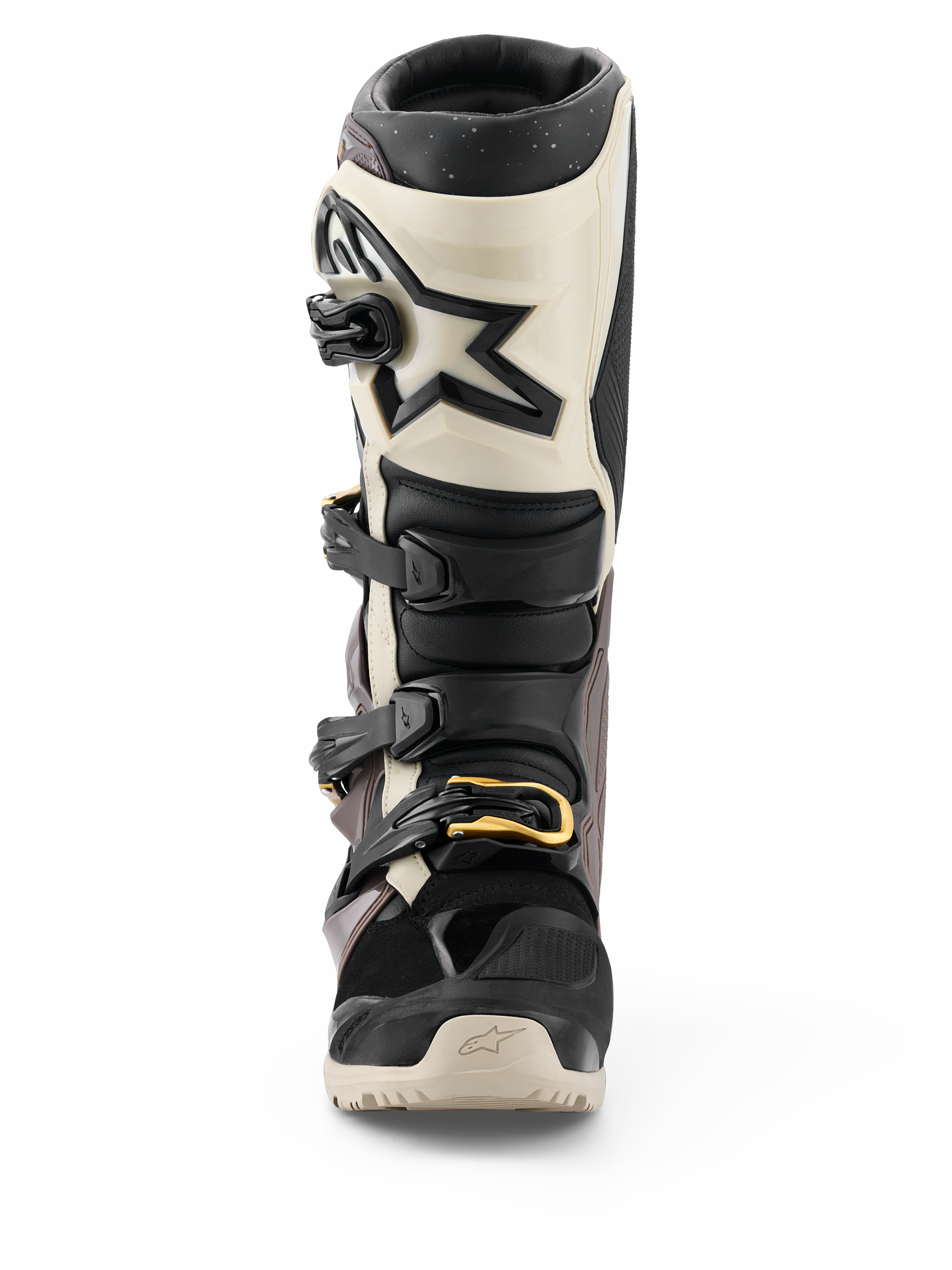 Botas Alpinestars Tech 7 Enduro Drystar® 2026, negro, gris oscuro y dorado, botas de motociclismo off-road impermeables, vista frontal con sistema de cierre de múltiples hebillas con acentos dorados, protección de espinilla en TPU y diseño con el logo de la estrella.