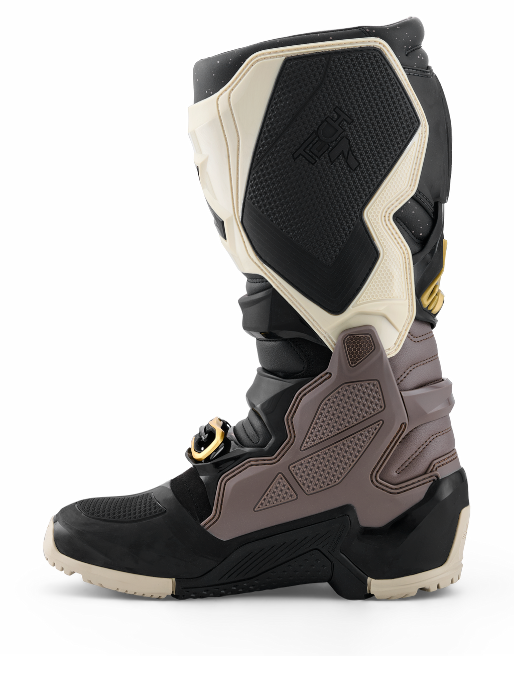 Botas Alpinestars Tech 7 Enduro Drystar® 2026, botas de motocross, negro, gris oscuro y dorado, vista de perfil lateral que destaca los paneles de TPU duraderos, la hebilla con detalles dorados y la suela de enduro robusta para conducción off-road