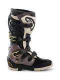 Botas Alpinestars 2026 Tech 7 Enduro Drystar®, botas de motocross y enduro, negro, gris oscuro y dorado, con un sistema de cierre de múltiples hebillas con detalles dorados, suela de doble compuesto resistente y paneles protectores de TPU duraderos, calzado profesional para conducción off-road