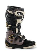 Botas Alpinestars 2026 Tech 7 Enduro Drystar®, botas de motocross y enduro, negro, gris oscuro y dorado, con un sistema de cierre de múltiples hebillas con detalles dorados, suela de doble compuesto resistente y paneles protectores de TPU duraderos, calzado profesional para conducción off-road