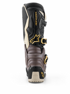 Botas Alpinestars 2026 Tech 7 Enduro Drystar®, negro, gris oscuro y dorado, vista trasera que muestra la estructura protectora de TPU, hebillas doradas y logotipo de Alpinestars, calzado de enduro de alto rendimiento