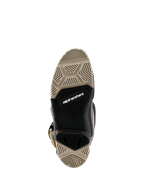 Botas Alpinestars Tech 7 Enduro Drystar® 2026, vista inferior que muestra la suela de doble compuesto, patrones de dibujo especializados en color arena y negro para un máximo agarre, con logotipo de Alpinestars en blanco e indicador de límite de desgaste rojo.