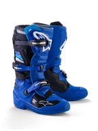 Botas Alpinestars Yamaha Youth Tech 7S, botas de motocross para jóvenes, azul, negro y blanco, con sistema de cierre de múltiples hebillas, carcasa protectora de TPU y logotipos de Alpinestars blancos con la marca Yamaha en la parte superior