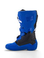 Botas Alpinestars Yamaha Youth Tech 7S, botas de motocross juveniles, azules con detalles en negro y blanco, vista de perfil lateral, con logotipo 'Tech Series' en relieve, paneles protectores de TPU, sistema de cierre de hebillas y suela azul duradera para rendimiento off-road.