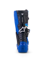 Botas Alpinestars Yamaha Youth Tech 7S, botas de motocross, azul, negro y blanco, vista trasera que resalta la protección de TPU en el talón y la pantorrilla, logotipo de estrella blanca y diseño de sistema de pivote duradero