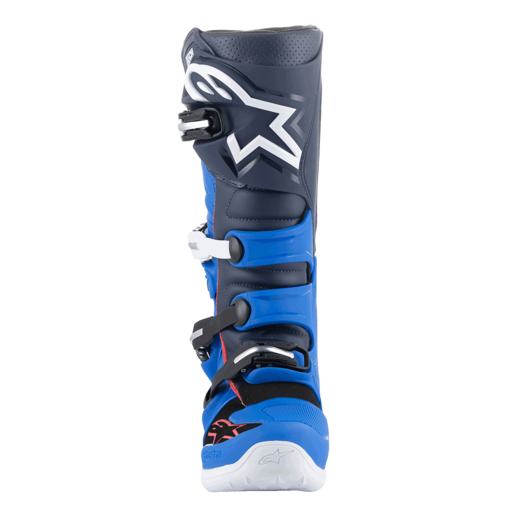 Botas Alpinestars Tech 7, botas de motocross, azul alpino, azul marino noche y rojo brillante, vista frontal con una parte superior azul marino oscuro con un gran logotipo de Astars en blanco, paneles protectores de TPU en azul brillante y un sistema de cierre de hebillas, calzado de alto rendimiento para conducción todoterreno