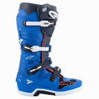 Botas Alpinestars Tech 7, botas de motocross en azul alpino, azul marino noche y rojo brillante, diseño de caña alta con sistema de cierre de cuatro hebillas blancas y negras, suela blanca con sección central negra y protección profesional para todoterreno.