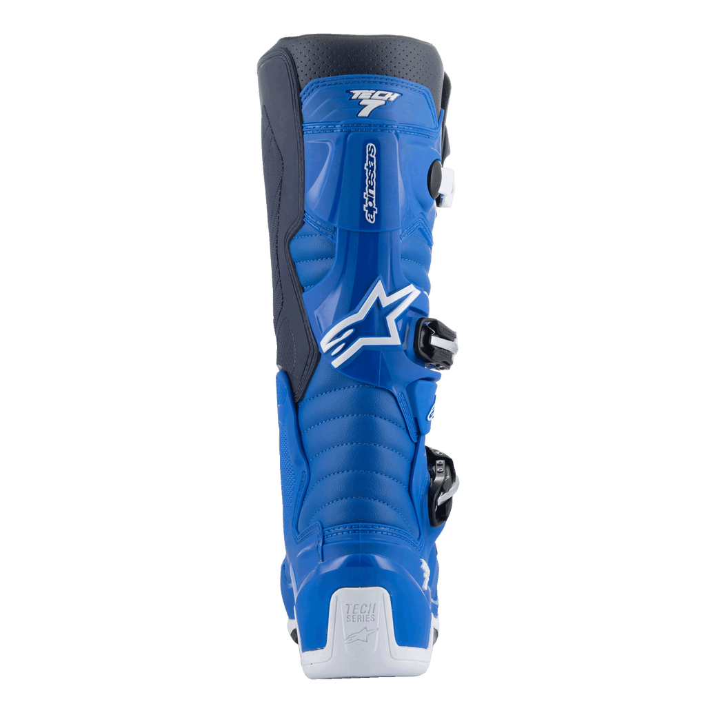 Botas Alpinestars Tech 7, botas de motocross, azul alpino y azul noche con acentos blancos, vista trasera que muestra el protector de pantorrilla contorneado, refuerzo de talón blanco con el logotipo de Tech Series y detalles del sistema de hebillas de entrada lateral.