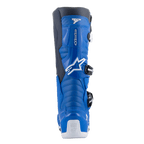 Botas Alpinestars Tech 7, botas de motocross, azul alpino y azul noche con acentos blancos, vista trasera que muestra el protector de pantorrilla contorneado, refuerzo de talón blanco con el logotipo de Tech Series y detalles del sistema de hebillas de entrada lateral.