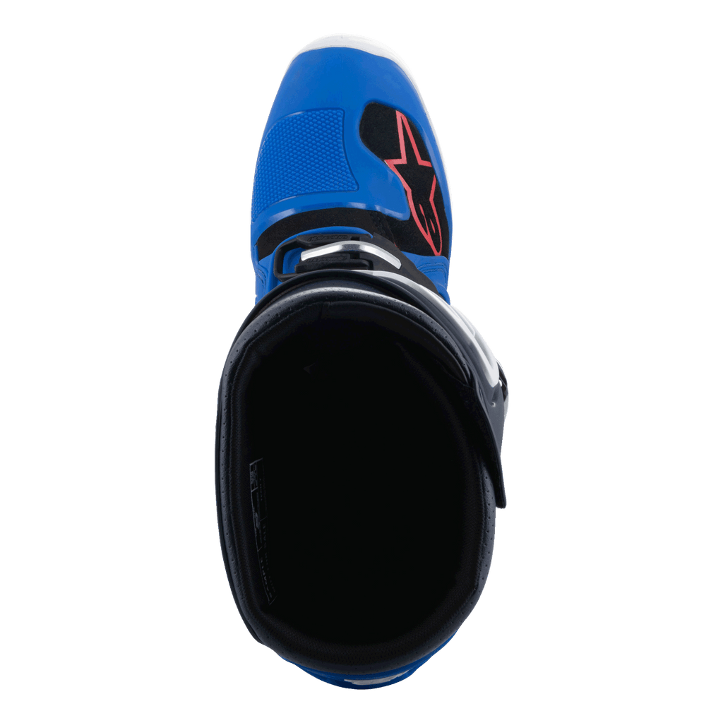Botas Alpinestars Tech 7, botas de motocross, azul Alpine Night Navy y rojo brillante, vista superior del interior de la bota con puntera azul, logotipo de estrella roja y forro negro, calzado profesional para carreras todoterreno