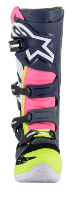 Botas Alpinestars Tech 7, botas de motocross, gris oscuro, azul oscuro y rosa flúor, vista posterior en ángulo que resalta el sistema de hebillas y los paneles de acordeón rosa, diseño protector de alto rendimiento para conducción todoterreno