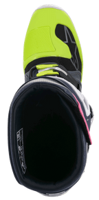 Botas Alpinestars Tech 7, botas de motocross, gris oscuro, azul oscuro y rosa flúor con detalles en amarillo brillante, vista superior del interior del cuello, destacando el cierre de hebilla y la puntera reforzada.