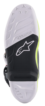 Botas Alpinestars Tech 7, botas de motocross, vista detallada de la suela con un diseño de compuesto en blanco y negro, inserción de estribo reemplazable, agarre texturizado con el logotipo de la estrella de Alpinestars y detalles en amarillo fluorescente