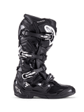 Botas Alpinestars Tech 7, botas de motocross y off-road, negras con hebillas plateadas y detalles blancos, vista de perfil lateral con cuatro hebillas de aluminio de liberación rápida, carcasa de TPU duradera y paneles texturizados para protección off-road