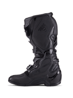 Botas Alpinestars Tech 7, botas de motocross, completamente negras, vista de perfil lateral con placas de protección de TPU, sistema de cierre de hebillas y paneles de agarre texturizados, calzado profesional para conducción off-road