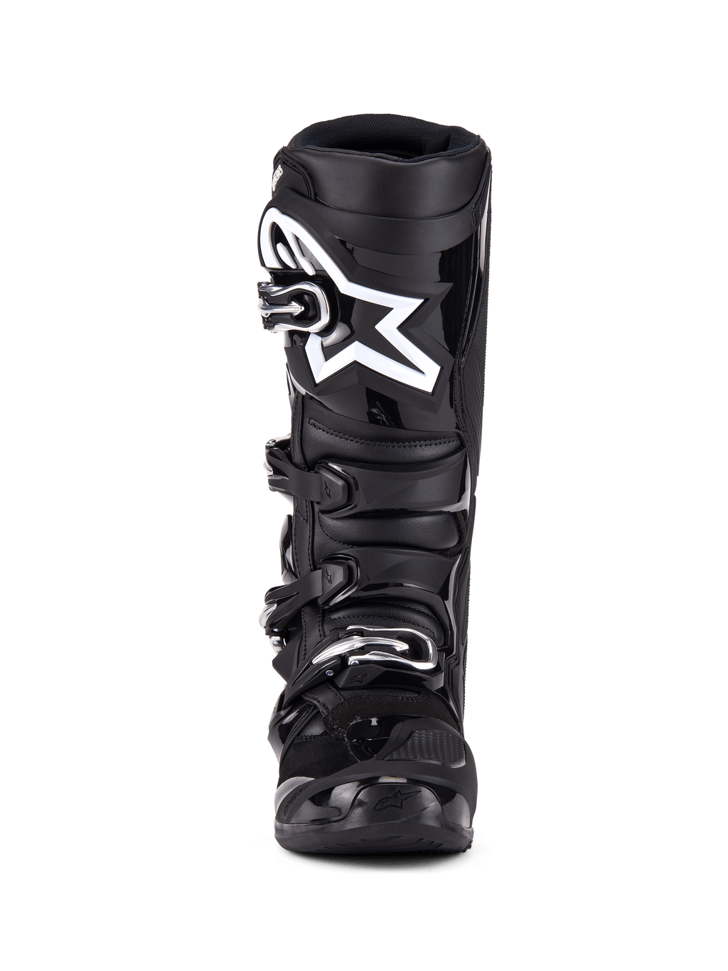 Botas Alpinestars Tech 7, botas de motocross, color negro, vista frontal con sistema de cierre de cuatro hebillas, logotipo de estrella Alpinestars blanco en la placa de la espinilla, carcasa de TPU duradera y protección reforzada para carreras off-road.