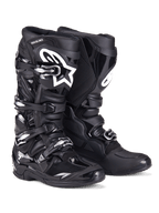 Botas Alpinestars Tech 7, botas de motocross, color negro, con una construcción robusta con sistema de cierre de cuatro hebillas, paneles protectores de TPU y el logotipo blanco de Alpinestars en la zona de la espinilla, calzado profesional off-road para carreras en tierra