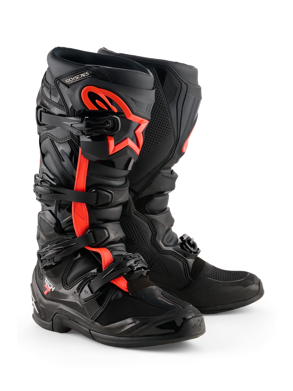 Botas Alpinestars Tech 7, botas de motocross, negro y rojo flúor, con cuatro hebillas negras, placa de espinilla de TPU y logotipo de la estrella de Alpinestars en rojo en el lateral, diseño robusto para todoterreno.