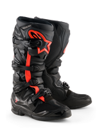 Botas Alpinestars Tech 7, botas de motocross, negro y rojo flúor, con cuatro hebillas negras, placa de espinilla de TPU y logotipo de la estrella de Alpinestars en rojo en el lateral, diseño robusto para todoterreno.