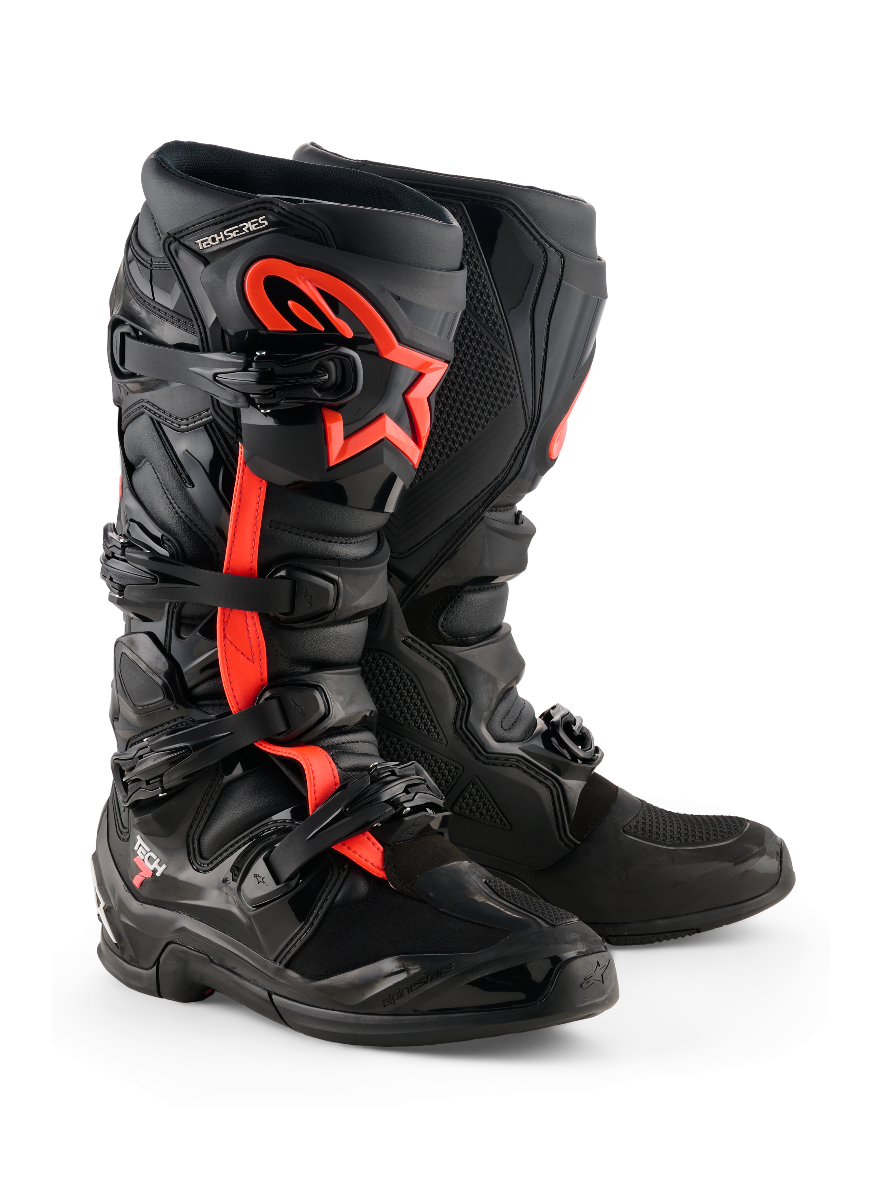 Botas Alpinestars Tech 7, botas de motocross, negro y rojo flúor, con cuatro hebillas negras, placa de espinilla de TPU y logotipo de la estrella de Alpinestars en rojo en el lateral, diseño robusto para todoterreno.