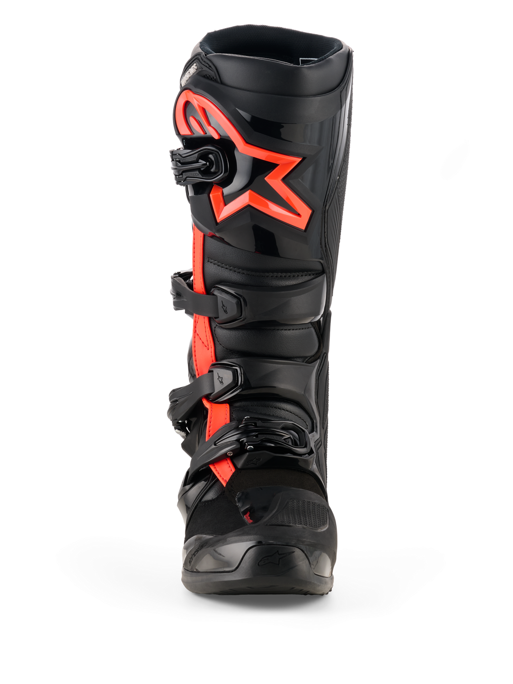 Botas Alpinestars Tech 7, botas de motocross, negro y rojo flúor, vista frontal, con un gran logotipo de estrella de Alpinestars en rojo flúor en la placa de la espinilla, sistema de cierre de cuatro hebillas y construcción duradera de TPU diseñada para carreras off-road.