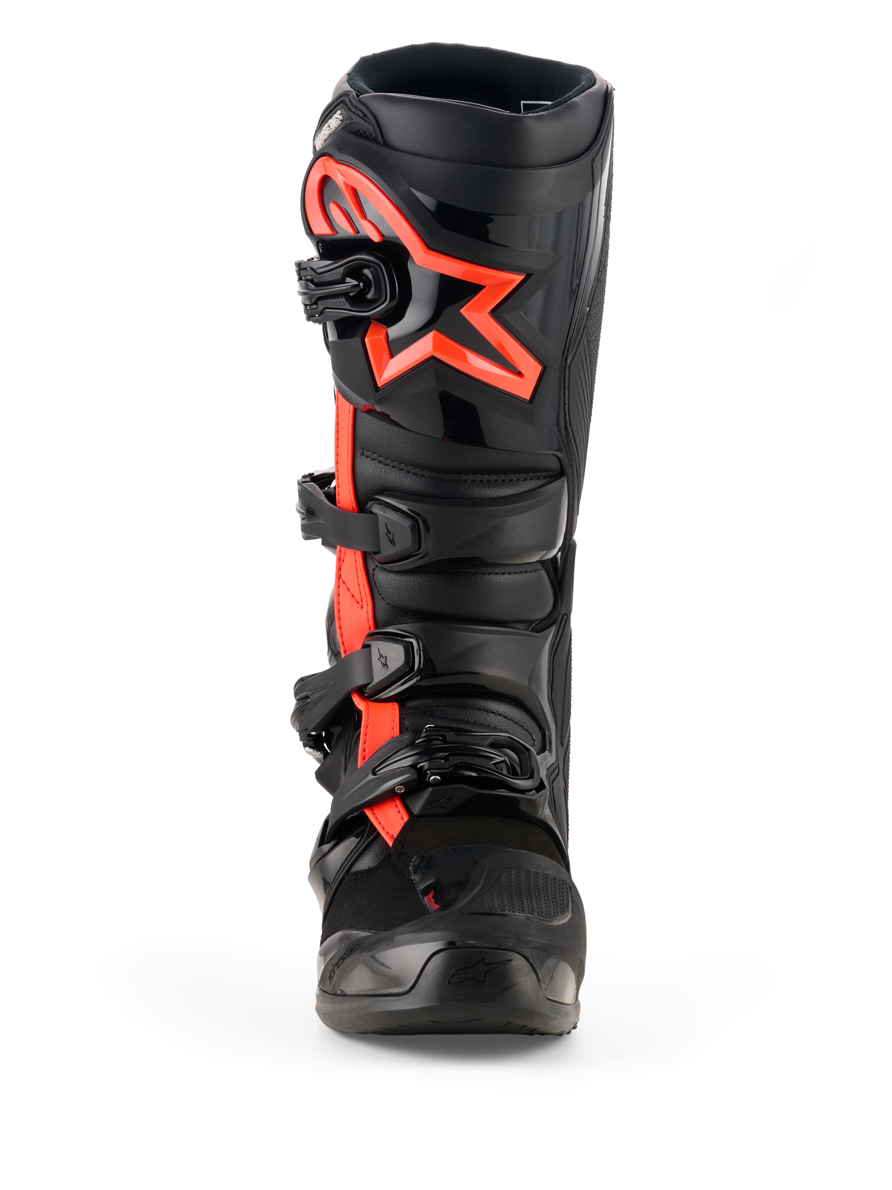 Botas Alpinestars Tech 7, botas de motocross, negro y rojo flúor, vista frontal, con un gran logotipo de estrella de Alpinestars en rojo flúor en la placa de la espinilla, sistema de cierre de cuatro hebillas y construcción duradera de TPU diseñada para carreras off-road.