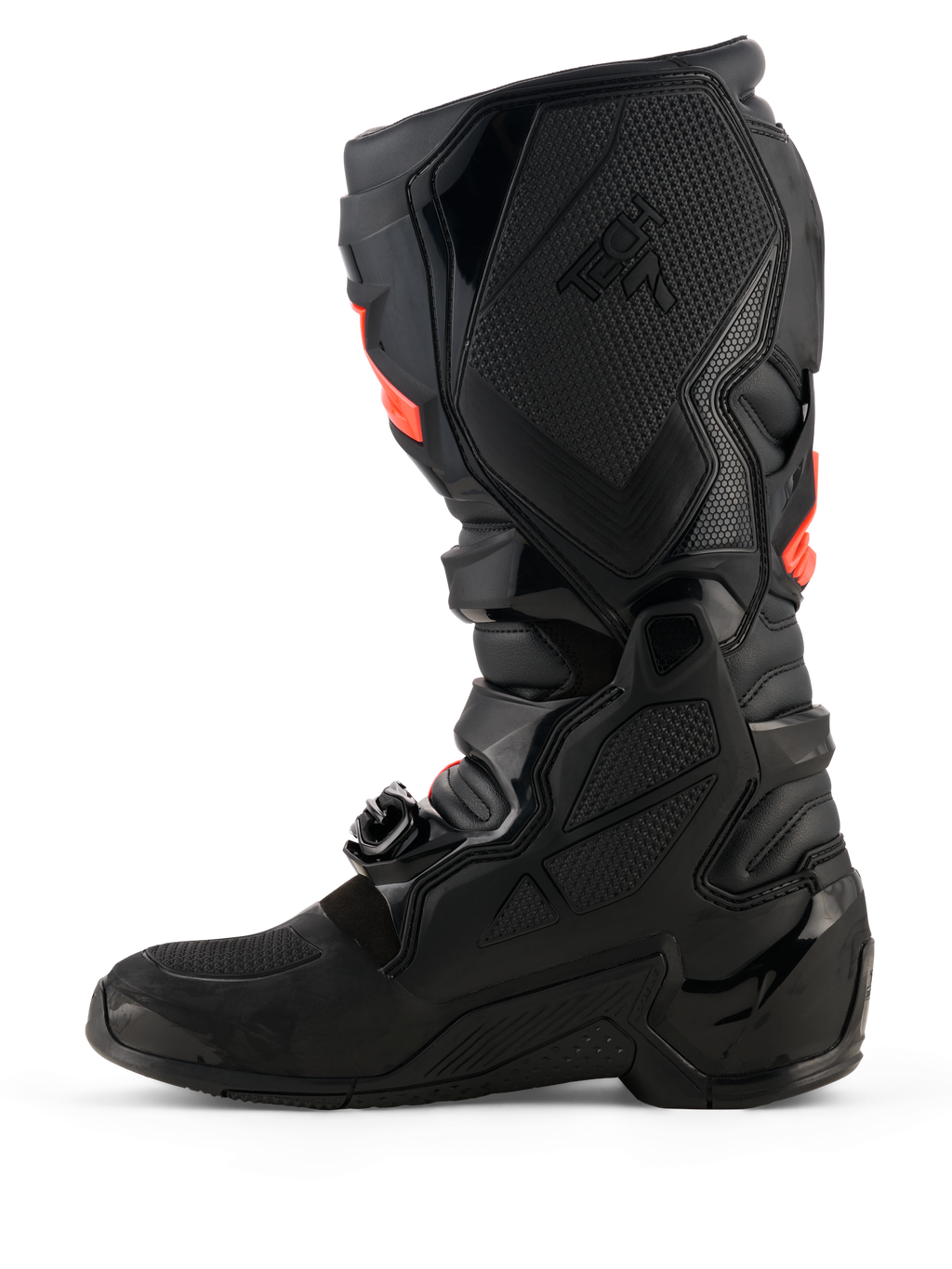 Botas Alpinestars Tech 7, botas de motocross, negras con detalles en rojo flúor, vista de perfil lateral medial con carcasas protectoras de TPU, sistema de hebillas y paneles de agarre texturizados para rendimiento off-road