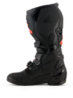 Botas Alpinestars Tech 7, botas de motocross, negras con detalles en rojo flúor, vista de perfil lateral medial con carcasas protectoras de TPU, sistema de hebillas y paneles de agarre texturizados para rendimiento off-road
