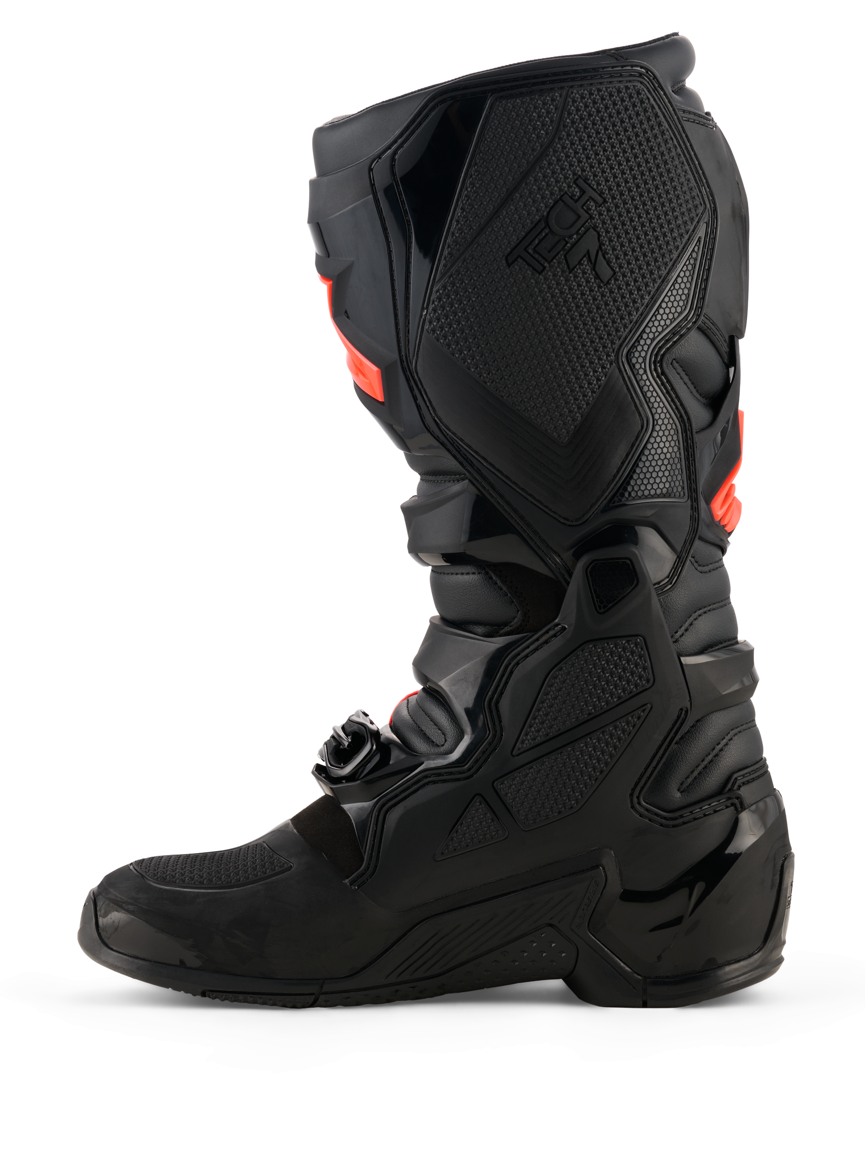 Botas Alpinestars Tech 7, botas de motocross, negras con detalles en rojo flúor, vista de perfil lateral medial con carcasas protectoras de TPU, sistema de hebillas y paneles de agarre texturizados para rendimiento off-road