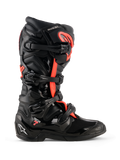 Botas Alpinestars Tech 7, botas de motocross, negro y rojo flúor, vista de perfil lateral, con un sistema de cierre de cuatro hebillas, carcasa protectora de TPU con marca 'Tech 7' y logotipo blanco de Astars en el talón, calzado duradero para carreras todoterreno