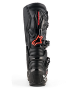 Botas Alpinestars Tech 7, botas de motocross, negro y rojo flúor, vista trasera con placas protectoras de TPU, logotipo rojo de Alpinestars en la pantorrilla y construcción duradera para rendimiento todoterreno