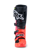 Botas Alpinestars Tech 7, botas de motocross, negro, rojo flúor y rosa flúor, vista frontal con placa de espinilla negra y gran logotipo de Astars blanco, chasis inferior en rojo y rosa fluorescentes, y sistema de cierre de hebillas plateadas