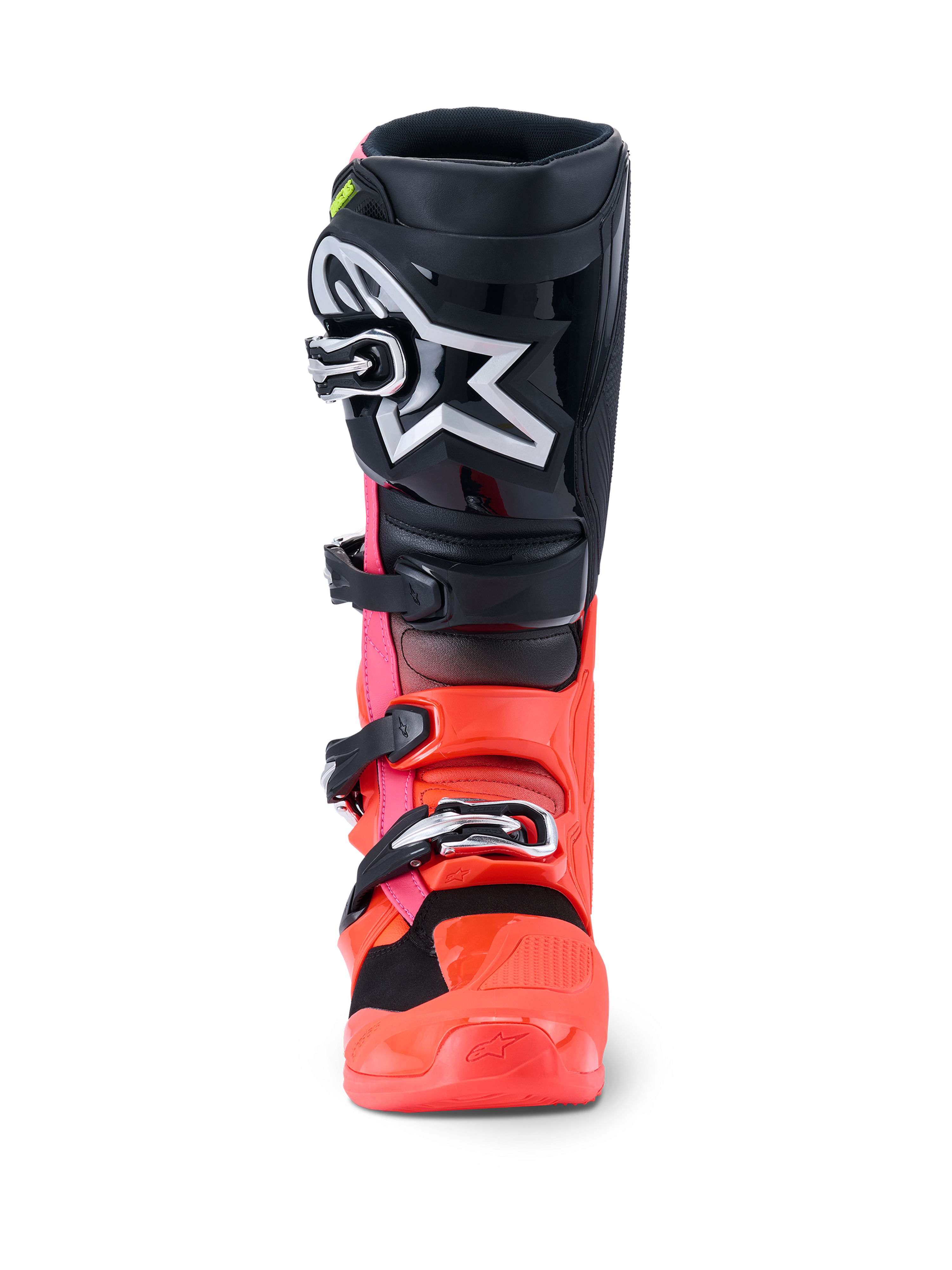Botas Alpinestars Tech 7, botas de motocross, negro, rojo flúor y rosa flúor, vista frontal con placa de espinilla negra y gran logotipo de Astars blanco, chasis inferior en rojo y rosa fluorescentes, y sistema de cierre de hebillas plateadas
