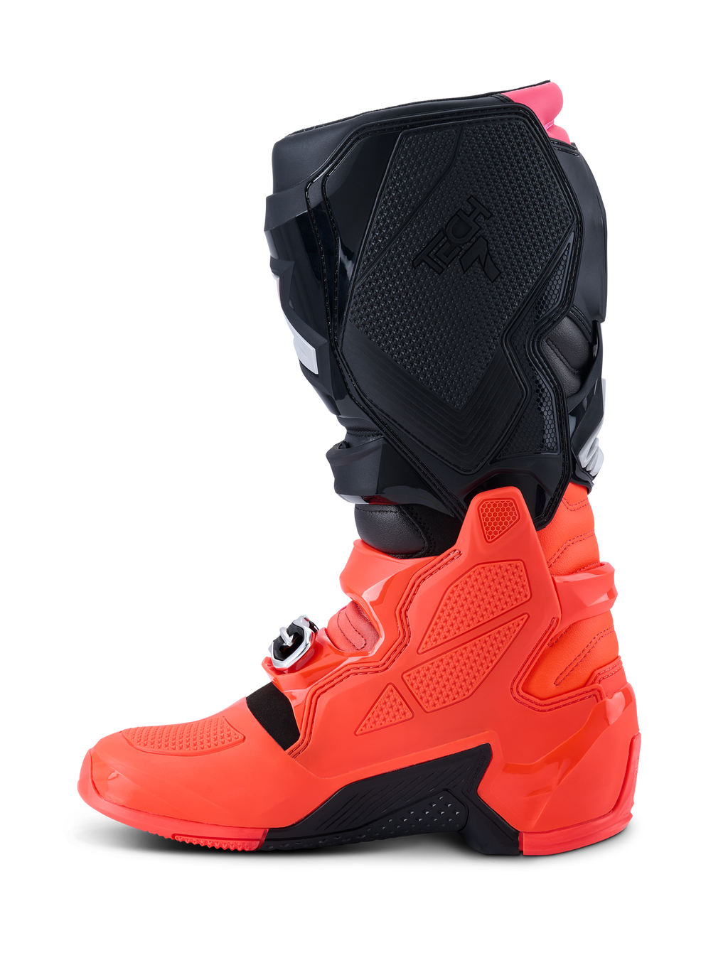Botas Alpinestars Tech 7, botas de motocross, negro, rojo flúor y rosa flúor, vista de perfil lateral que destaca la carcasa inferior de TPU, el sistema de cierre de hebillas y los paneles de protección texturizados para un rendimiento off-road