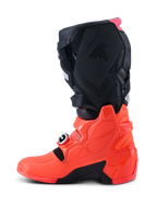 Botas Alpinestars Tech 7, botas de motocross, negro, rojo flúor y rosa flúor, vista de perfil lateral que destaca la carcasa inferior de TPU, el sistema de cierre de hebillas y los paneles de protección texturizados para un rendimiento off-road