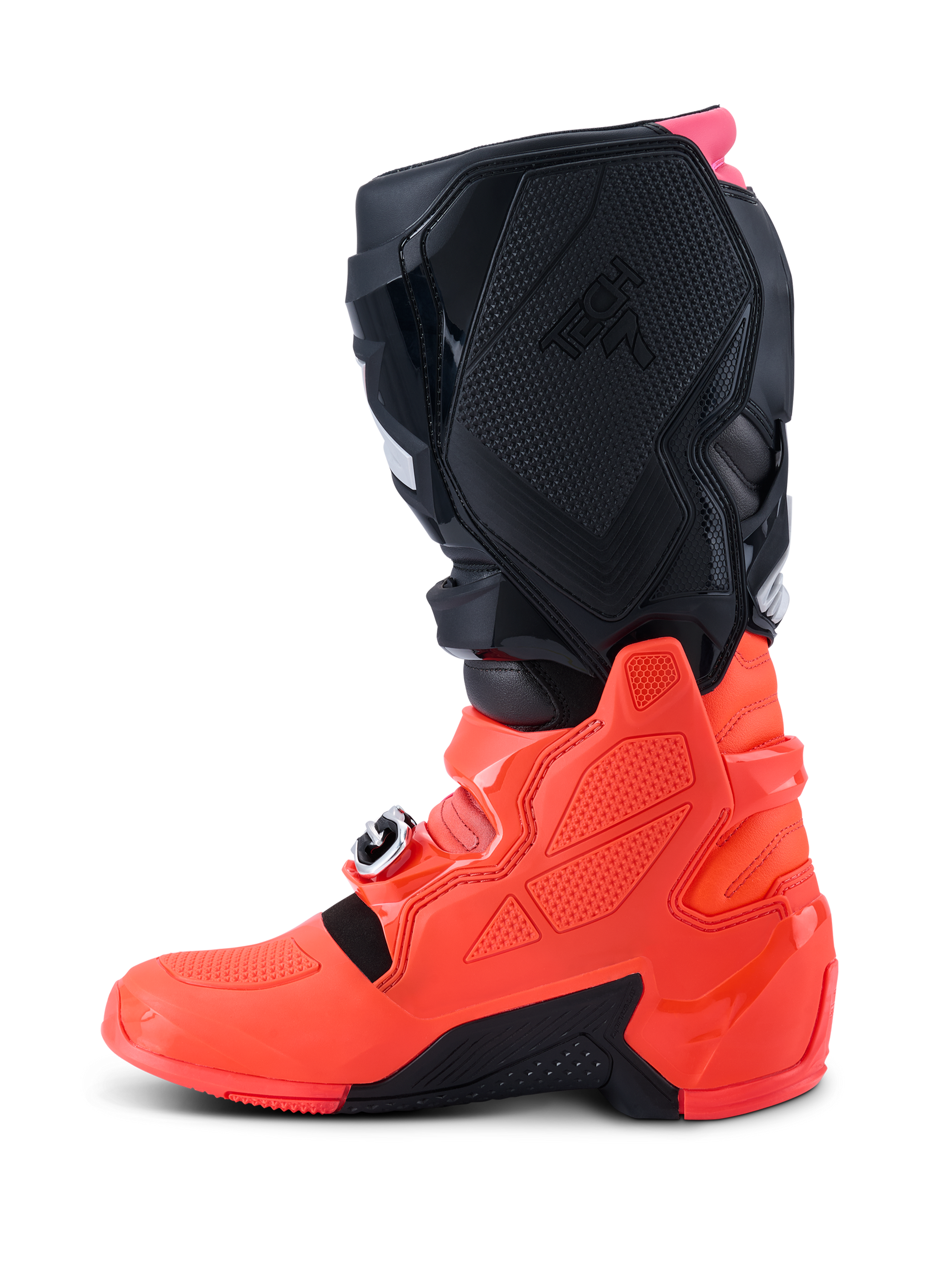 Botas Alpinestars Tech 7, botas de motocross, negro, rojo flúor y rosa flúor, vista de perfil lateral que destaca la carcasa inferior de TPU, el sistema de cierre de hebillas y los paneles de protección texturizados para un rendimiento off-road