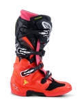 Botas Alpinestars Tech 7, botas de motocross, negro, rojo fluo y rosa fluo, perfil lateral que muestra el diseño técnico con hebillas de liberación rápida, carcasa inferior de TPU brillante y sistema de doble pivote para carreras off-road.
