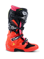 Botas Alpinestars Tech 7, botas de motocross, negro, rojo fluo y rosa fluo, perfil lateral que muestra el diseño técnico con hebillas de liberación rápida, carcasa inferior de TPU brillante y sistema de doble pivote para carreras off-road.