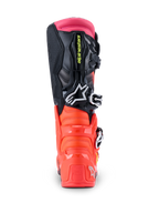 Botas Alpinestars Tech 7, botas de motocross, negro, rojo flúor y rosa flúor, vista posterior que muestra el talón de TPU reforzado, la parte superior multimaterial y la polaina superior rosa flúor.